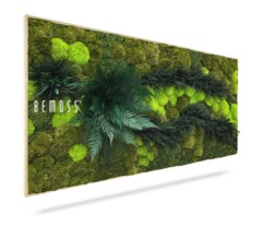 Een BEMOSS moschilderij bestaande uit een rechthoekig, verticaal groen moswandpaneel met verschillende tinten groen mos en blad, gerangschikt in een natuurlijk, organisch patroon. Op de linkerzijde van het paneel is de merknaam "BEMOSS" in het wit gedrukt. Het paneel wordt weergegeven tegen een witte achtergrond.