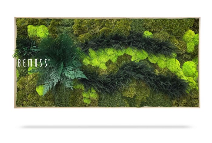 Verticaal rechthoekig frame met verschillende soorten groen mos artistiek gerangschikt, met heldergroene vlekken in contrast met donkere, gevederde delen. Eén sectie bevat kunstmatige varens die er uit moeten zien als een tropisch tafereel. Het woord 