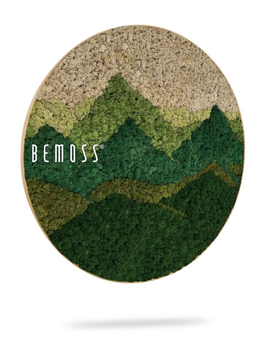 Een rond kunstwerk met getextureerde bergen in verschillende tinten groen en bruin. Op de linkerkant van het ontwerp staat 
