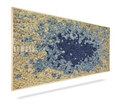 Een rechthoekig wandkunstwerk van BEMOSS heeft een gestructureerd, abstract patroon in verschillende tinten blauw en beige. Het kunstwerk lijkt op een dichte cluster van mos of korstmos in een organische, vrije vorm. Deze prachtige moswand wordt gepresenteerd in een licht houten frame.