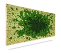 Dit rechthoekige, verticale tuinmuurkunstwerk, een BEMOSS-mosschilderij, heeft een verloop van geconserveerd mos in verschillende tinten groen, dat overgaat van licht naar donker. De merknaam "BEMOSS" is elegant geschreven op de linkerkant van het kunstwerk, dat prachtig is ingelijst in licht hout.