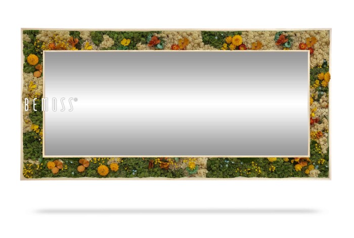 Een rechthoekige spiegel met een frame versierd met een levendige reeks gedroogde bloemen en mos in verschillende kleuren, waaronder geel, groen en oranje. Aan de linkerkant van het frame staat de merknaam 
