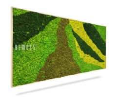 Rechthoekige muurkunst met een gestructureerd groen mosdessin in verschillende tinten, waaronder donkergroen, lichtgroen en geel, waardoor een op de natuur geïnspireerd patroon ontstaat. Aan de linkerkant van het stuk zijn de letters "Mosschilderij BEMOSS® ORTHO CARROT" zichtbaar.