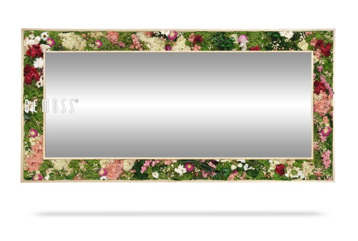 Een rechthoekige spiegel met een sierlijke lijst versierd met een verscheidenheid aan kleurrijke bloemen en groene bladeren. Het designlabel 
