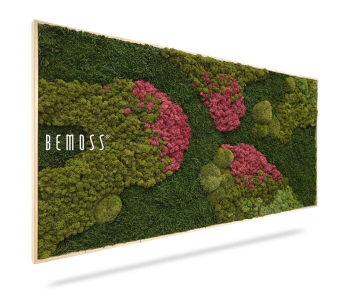 Een rechthoekig kunstwerk aan de muur met een mix van groen en roze geconserveerd mos, gerangschikt in een abstract ontwerp. Het woord 
