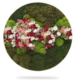 Een rond bloemenmuurkunstwerk met een mix van groen mos en trossen rode, witte en roze geconserveerde bloemen in het midden. Het woord "BEMOSS" is zichtbaar aan de linkerkant van het stuk.